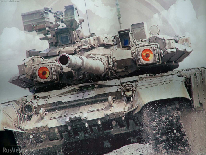 Về cấp độ bảo vệ, dựa theo hình ảnh rò rỉ thì các xe tăng T-90S/SK của Việt Nam có vẻ như nhận hệ thống phòng vệ tương đương các xe tăng T-90A với đầy đủ 3 lớp: giáp composite; giáp phản ứng nổ Kontakt-5 và đặc biệt là hệ thống phòng vệ chủ động Shtora-1 với “hai mắt đỏ” nổi tiếng. Nguồn ảnh: RusVessna