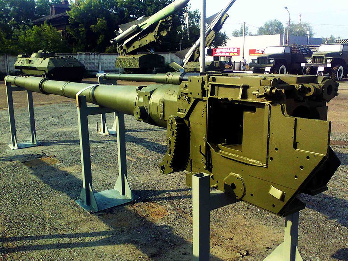 Về mặt hỏa lực, T-90S/SK được trang bị khẩu pháo nòng trơn 125mm 2A46M có thể bắn vô số loại đạn bao gồm cả tên lửa chống tăng 9M119M Refleks xuyên 950mm thép đồng nhất sau ERA. Nguồn ảnh: Wikipedia