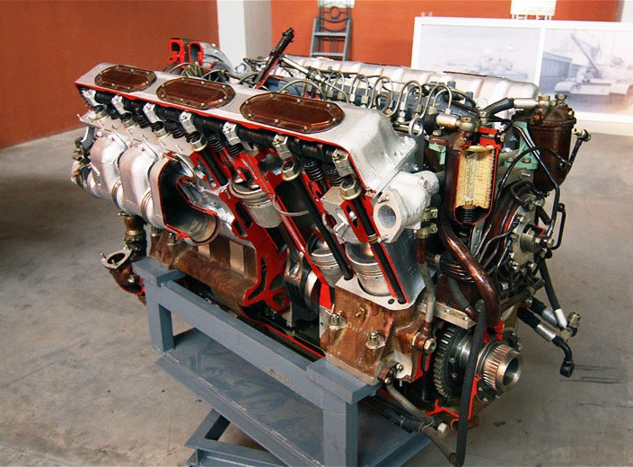 T-90S được trang bị động cơ diesel công suất gần 1.000hp kết hợp hộp số tự động cho tốc độ tối đa có thể lên tới 65-70km/h, dự trữ hành trình từ 500-700km tùy số lượng nhiên liệu mang theo. Nguồn ảnh: Wikipedia