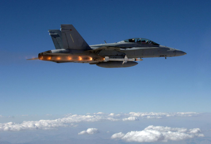 Hệ thống vũ khí không đối không và không đối đất của F/A-18XT cũng sẽ được nâng cấp vượt xa các phiên bản cũ, nhưng hiện vẫn chưa rõ người ta sẽ có tên lửa, bom nào khác ngoài những loại khí tài hiện nay. Nguồn: Wikipedia