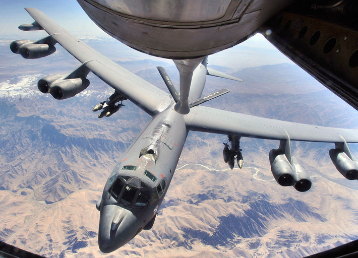 Tất nhiên, những chiếc B-52 hiện cũng đã được nâng cấp sâu rộng bằng công nghệ thế kỷ 21, đặc biệt là khí tài điện tử gồm cả hệ thống gây nhiễu rất mạnh. Tuy vậy, hệ thống của S-400 cũng "không phải dạng vừa đâu", chưa kể tới mạng lưới radar tầm siêu xa có thể "tóm sống" máy bay tàng hình thì B-52 "chẳng là gì". Nguồn ảnh: Wikipedia