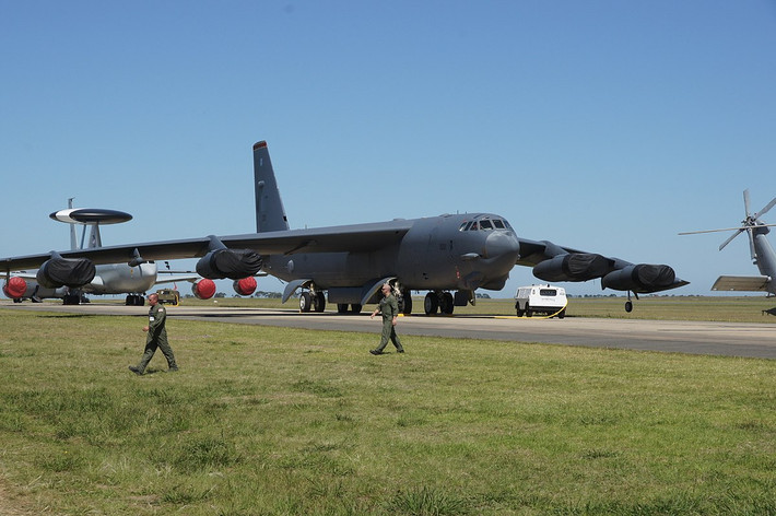 Theo nguồn tin Lenta, chiếc B-52 thuộc biên chế Liên đoàn 2 (đóng tại căn cứ Barksdale, bang Louisiana) cất cánh từ căn cứ Fairford (Anh) tiến về hướng tỉnh Kaliningrad rồi đi vào không phận Estonia trước khi tiếp tục "lượn lờ qua lại một cách đáng ngờ" suốt nửa giờ gần tỉnh Leningrad. Nguồn ảnh: Wikipedia