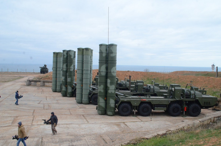 Đặc biệt, việc tăng cường các tiểu đoàn S-400 mới cũng nhằm bảo vệ vững chắc hơn căn cứ của Hạm đội Baltic trước mọi mối đe dọa từ Mỹ và phương Tây. Mà cụ thể gần đây nhất là những chuyến bay đáng ngờ của “pháo đài bay” B-52. Nguồn ảnh: Wikipedia
