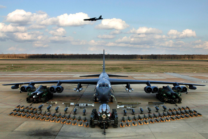 B-52H hiện là phiên bản hiện đại nhất và là cuối cùng của dòng máy bay ném bom chiến lược B-52. Nó được trang bị 8 động cơ turbofan cho tầm bay siêu xa 16.200km, chở được tới 31 tấn bom hoặc tên lửa hành trình mang đầu đạn hạt nhân AGM-86. Nguồn ảnh: Wikipedia