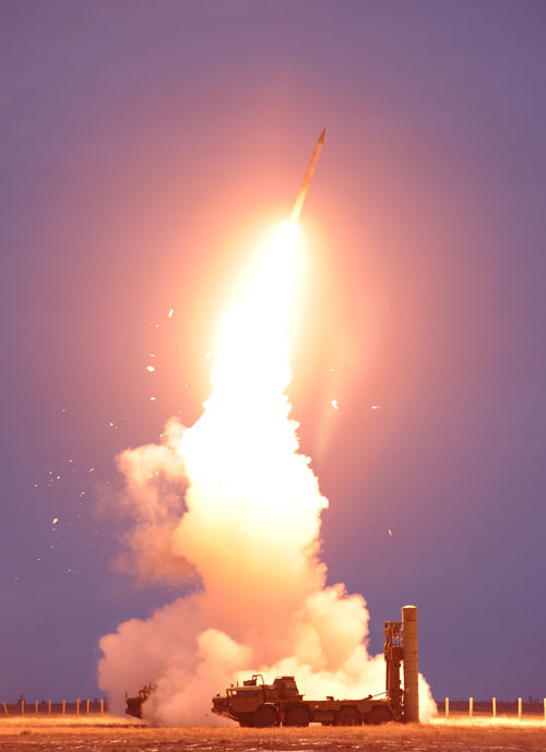 Một tiểu đoàn S-400 có khả năng phát hiện mục tiêu cách xa nhất đến 600km, có thể đánh chặn đồng thời 80 mục tiêu cùng lúc, thời gian triển khai hệ thống chỉ mất có 5 phút. Nguồn ảnh: Wikipedia