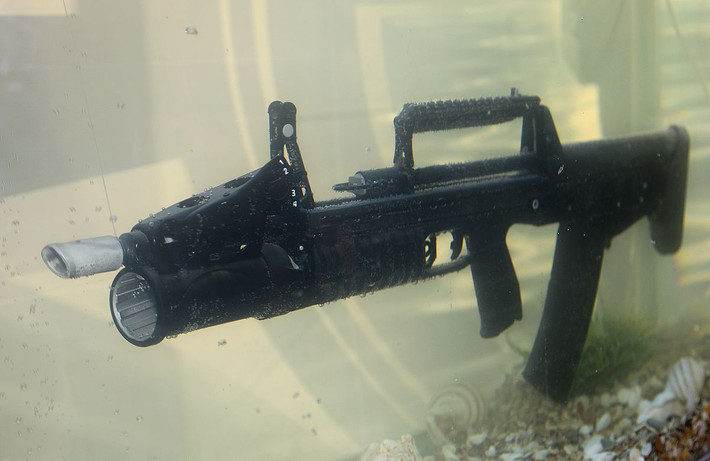 Khẩu ADS có thiết kế kiểu bullpup, sử dụng cơ chế hoạt động nạp đạn bằng khí nén, khóa nòng xoay, súng được chế tạo bằng vật liệu tổng hợp với trọng lượng chỉ 4,6kg và chống được ăn mòn khi hoạt động dưới nước biển. Súng có tốc độ bắn 600-800 phát/phút, tầm bắn tối đa 500m trên cạn, hộp tiếp đạn 30 viên. Nguồn ảnh: Wikipedia