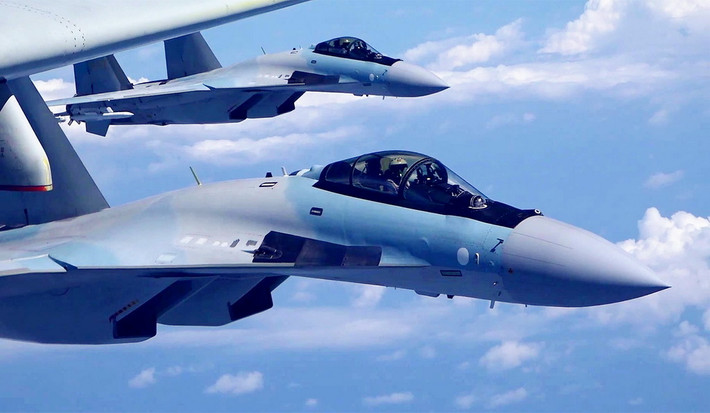 Hiện Trung Quốc là quốc gia đầu tiên được Nga chấp thuận bán Su-35 và cũng là quốc gia đang sử dụng số lượng Su-35 lớn nhât ngoài Nga. Trong tương lai gần, Indonesia sẽ là quốc gia thứ 3 "vinh dự" nhận Su-35. Nguồn: China Military