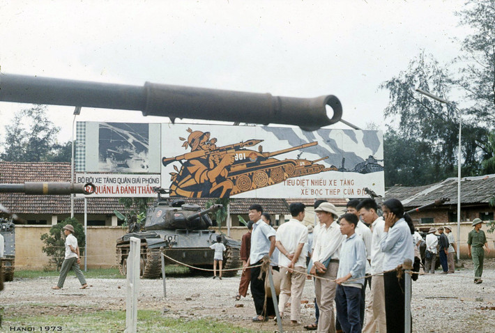 Người dân Hà Nội tham quan trong không khí phấn khởi, lúc này Mỹ đã phải chấm dứt hoàn toàn chiến dịch ném bom đánh phá miền Bắc Linerbacker II tàn bạo sau thất bại 12 ngày đêm cuối năm 1972. Nguồn ảnh: Flick Manh Hai