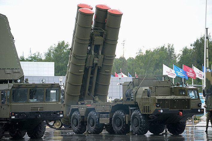 Với cấu hình hiện tại, tên lửa S-400 chủ yếu tạo ra mối đe dọa lớn với các máy bay có giá trị cao như máy bay báo động sớm (AWACS) hoặc máy bay vận tải ở độ cao từ trung tới lớn, trong phạm vi 200-250km. Nguồn ảnh: Wikipedia
