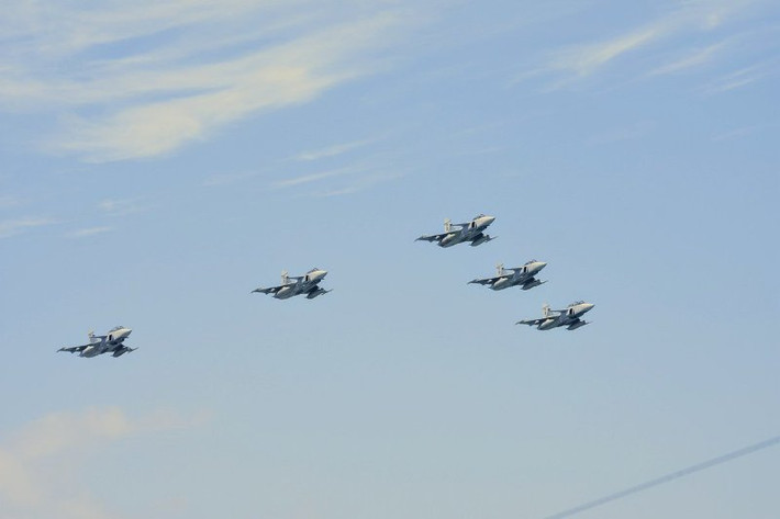 Tiêm kích JAS-39 Gripen bay biểu diễn phía trên bầu trời. Đây là chiến đấu cơ hiện đại nhất của Nam Phi do Thụy Điển chế tạo. Ảnh: Dambiev.