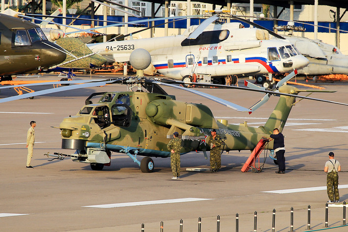 Đây được xem là lần đầu tiên Nga triển khai trực thăng Mi-28NM tới Syria, trước đó họ đã đem Mi-28N, Mi-35M, Ka-52 tới quốc gia đang bị khủng bố và các thế lực bên ngoài “quấy nhiễu” suốt gần 10 năm qua. Nguồn ảnh: Russian Planes