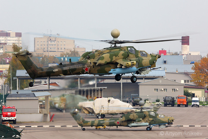Đáng chú ý, theo các nguồn tin, Mi-28NM được thiết kế trên cơ sở kinh nghiệm thử nghiệm các trực thăng Mi-28 đời trước ở Syria. Máy bay sẽ được cải thiện để có thể tìm kiếm - tiêu diệt các mục tiêu bay thấp, xe tăng, thiết giáp hay các loại ô tô không bọc thép cũng như bộ binh trong mọi điều kiện thời tiết, cả ban ngày và ban đêm. Nguồn ảnh: Artyom Anikeev
