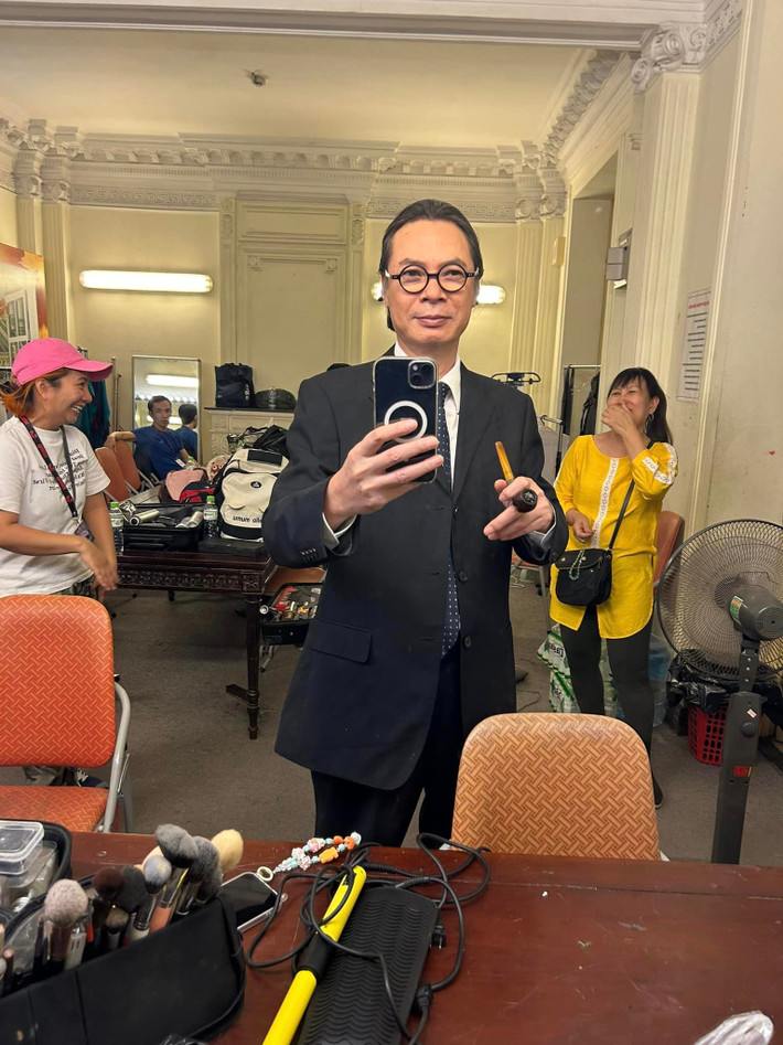 Đạo diễn Trần Lực selfie khoe tóc mới. Ảnh: FB Tran Luc