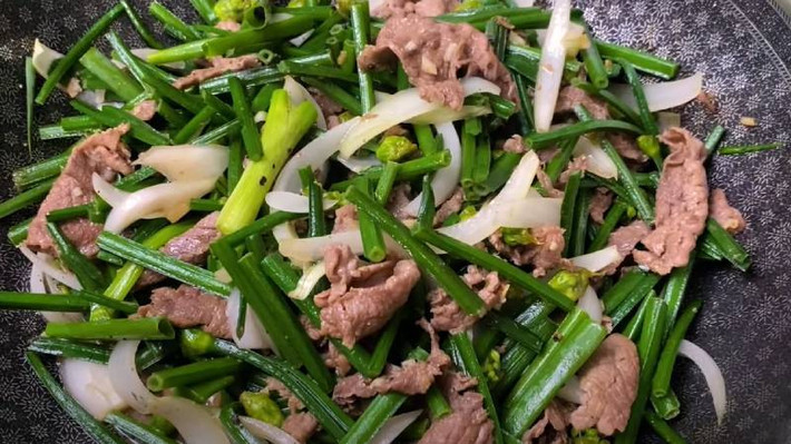 Bông hẹ xào thịt bò: 300 gam bông hẹ, 1,5 lạng thịt bò, 1/2 củ hành tây, tỏi băm, dầu hào, gia vị thông dụng khác. Thịt bò đem rửa sạch, thái lát mỏng, ướp với một ít dầu ăn, muối, mắm, hạt nêm. Bông hẹ đem rửa sạch, cắt khúc cho vừa ăn. Bắc chảo lên bếp, cho ít dầu ăn và tỏi vào phi thơm, cho thịt bò vào xào nhanh tay trên lửa lớn đến khi thịt sắp chín thì thêm bông hẹ vào đảo đều tay. Nêm nếm gia vị cho vừa ăn rồi tắt bếp. Các chuyên gia dinh dưỡng cho biết, thịt bò nấu với bông hẹ là một trong những món ăn dinh dưỡng tăng cường chức năng sinh lý mà các quý ông nên bổ sung vào thực đơn hằng ngày. Ảnh minh họa