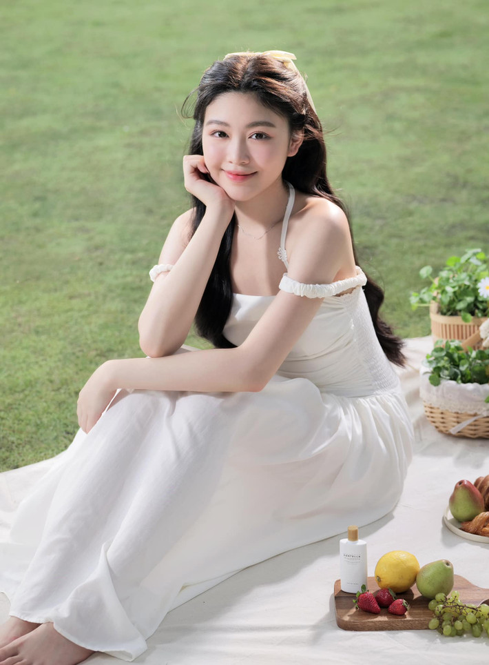 Đôi mắt to tròn, long lanh, sống mũi cao thanh thoát và làn da trắng hồng mịn màng là những nét nổi bật trên gương mặt của con gái MC Quyền Linh. Ảnh: FB Mai Thảo Linh