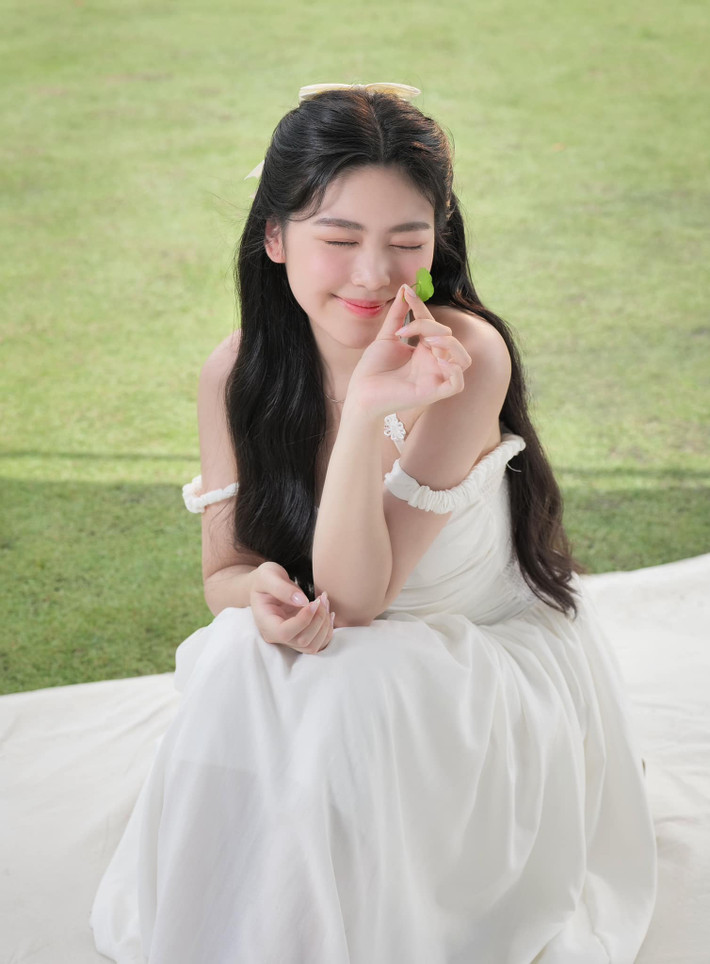 Mai Thảo Linh sở hữu vẻ đẹp dịu dàng, thanh tú, được nhiều người nhận xét là thừa hưởng nét đẹp của mẹ. Ảnh: FB Mai Thảo Linh