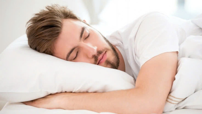 Không ngủ ngay sau khi quan hệ: Khi quan hệ, toàn bộ các cơ quan, cả phần cơ cũng như hệ thần kinh đều hoạt động quá sức, nhịp tim tăng lên, kéo theo hô hấp gấp gáp, máu lưu thông với tốc độ cao, khiến bộ phận sinh dục của đàn ông ở tình trạng dồn máu. Không chỉ vậy, hormon sinh dục được tiết ra rất nhiều, gây cảm giác hưng phấn cao nhưng cũng tiêu hao rất nhiều năng lượng, nếu đàn ông ngủ ngay lập tức khiến các cơ quan trên cơ không kịp thích nghi, điều này dẫn đến tăng thêm cảm giác mệt mỏi. Ảnh minh họa