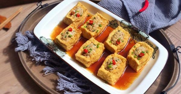 Đậu phụ nhồi hàu: 4 miếng đậu phụ, 200g thịt hàu, 100g thịt xay, 5 củ hành tím, 1 củ tỏi, rau xà lách, rau thơm, nước tương, bột nêm, tiêu, dầu ăn, dầu hào. Sơ chế nguyên liệu. Đậu phụ cắt vuông, khoét lỗ bên trên. Hành tím, tỏi băm nhuyễn. Hàu thái hạt lựu nhỏ. Trộn đều thịt xay, hàu và gia vị. Nhồi nhân vào đậu phụ. Chiên đậu vàng đều rồi vớt ra để ráo. Dùng chung với rau xà lách, rau thơm và nước tương. Ảnh Internet