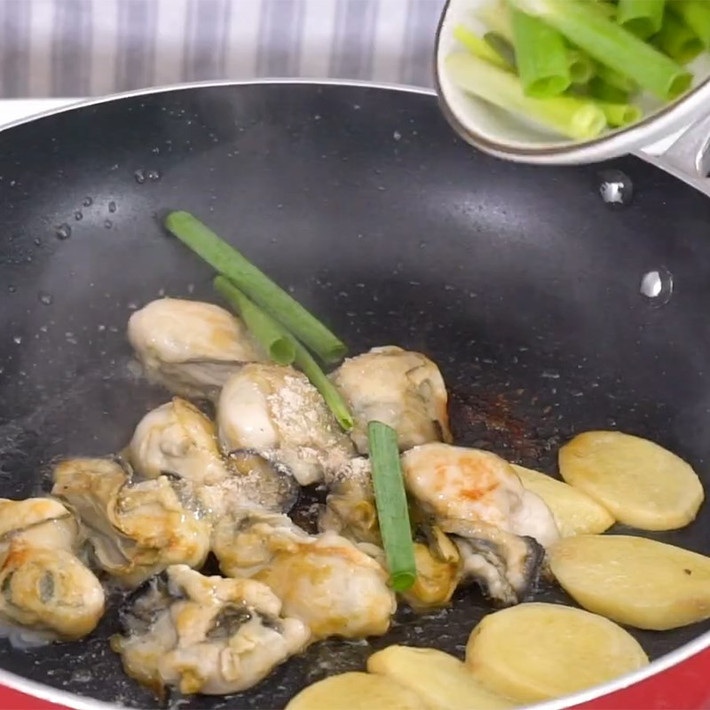 Hàu xào mỡ gừng hành: Hàu xào gừng hành có vị cay của gừng, béo giòn của hàu sữa và thơm mùi hành, gừng. Chuẩn bị nguyên liệu: 0,5kg ruột hàu đã làm sẵn, 2 muỗng canh dầu hào, 1 muỗng cà phê đường, 1 muỗng cà phê nước tương, tí xíu muối và một ít nước - dùng muỗng trộn đều cho hỗn hợp hòa tan vào nhau. Ảnh Internet
