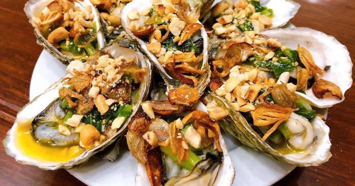 Hàu nướng mỡ hành: Đây là cách ăn hàu chữa yếu sinh lý khá quen thuộc. 5 củ hành khô, 1 bát lạc rang giã sơ, 1 hộp bơ. Sơ chế, bỏ vỏ trên của hàu. Thái hành khô và phi vàng cùng dầu ăn. Cho bột nêm, đường, tương ớt và 2 thìa cafe nước đun sôi. Cho hành lá vào và quấy đều đến khi sánh lại. Rưới sốt mỡ hành lên hàu và cho vào lò nướng khoảng 4-5 phút. Ảnh Internet