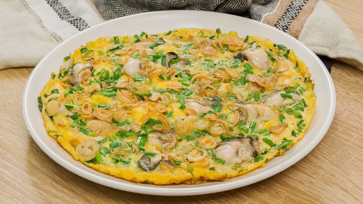 Hàu chiên trứng: 1kg hàu sữa tươi, 3 quả trứng gà, hành lá, gia vị. Cho hàu đã rửa vào bát ướp một chút muối, hạt nêm và tiêu xay để trong vòng 15 phút. Cho trứng vào bát, thêm gia vị, hành lá thái nhỏ và khuấy đều. Xào xơ hàu, nêm nếm gia vị vừa đủ. Đổ trứng đã trộn đều trước đó vào và để lửa nhỏ cho hàu chín đều. Ảnh Internet