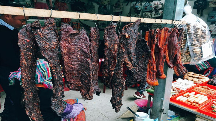 Không chỉ có thịt lợn đen, ẩm thực Tuyên Quang còn có cả thịt trâu gác bếp. Đặc biệt trâu tại Tuyên Quang nổi tiếng ngon thịt và sạch sẽ. Sau khi mổ trâu thì phần thịt nạc sẽ được đem về, sau đó dầm thịt đến khi mềm và ướp gia vị lên với ớt, gừng, sả, tỏi,... Tiếp theo thịt trâu được mang đi sấy trên than hoặc khói trên gác bếp. Ảnh: Bách hoá Xanh