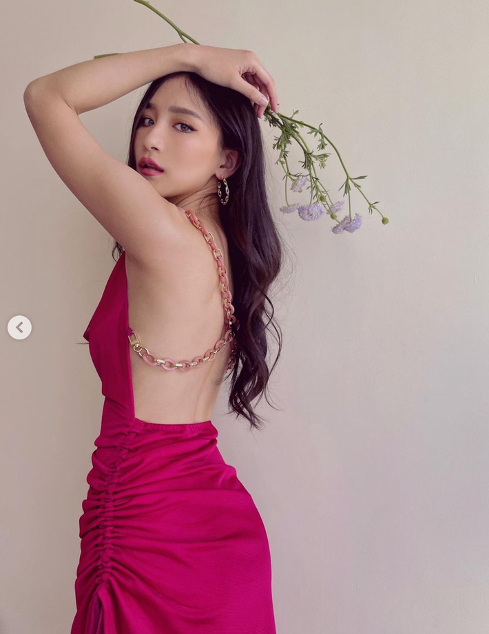 Cô nàng cũng khéo léo kết hợp với những phụ kiện như vòng cổ, khuyên tai để tạo điểm nhấn cho tổng thể.