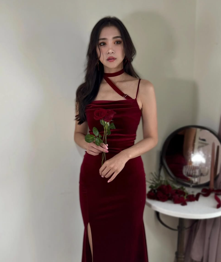 Hot girl Oshia theo đuổi phong cách thời trang gợi cảm, cá tính và cũng thường xuyên diện bikini khoe thân hình bốc lửa, nóng bỏng trên mạng xã hội. Ảnh: IGNV olalaoshia