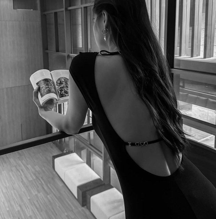 Phong cách khoe lưng trần đang ngày càng trở nên phổ biến và được nhiều cô gái trẻ yêu thích.