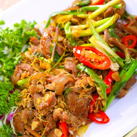 Thịt dê có thành phần dinh dưỡng cao lại chế biến được nhiều món ăn khác nhau tốt cho sức khỏe như: dê hầm ngũ vị, dê tái chanh, cà ri dê, dê trộn… Khi chế biến thịt dê, cần nấu chín kỹ vì thịt dê rất dễ nhiễm khuẩn gây bệnh. Ảnh Internet