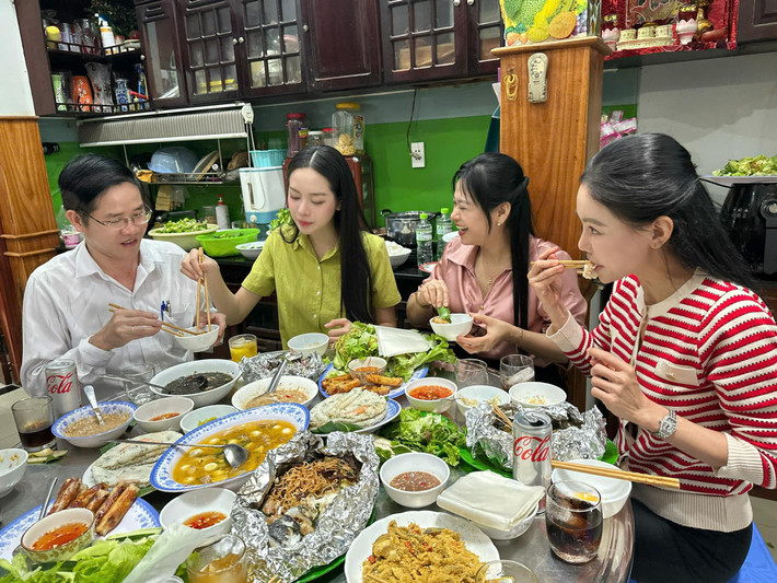 Hoa hậu Thanh Thủy phấn khích khi được bố mẹ chuẩn bị cho toàn đặc sản Đà Nẵng khi về thăm nhà hậu đăng quang Miss International 2024. Ảnh: FB Huỳnh Thị Thanh Thủy