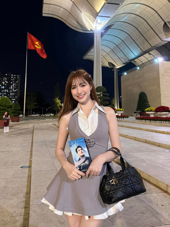 Ca sĩ Hoà Minzy ăn mặc trẻ trung đi nghe hát. Ảnh: FB Hòa Nguyễn