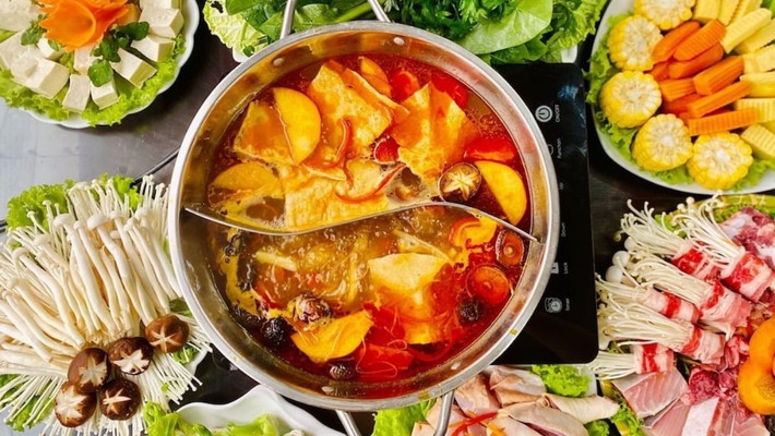Lẩu là món ăn được nhiều người yêu thích, nhất là trong thời tiết lạnh. Chỉ với nồi nước dùng và một số loại rau, củ, thịt, hải sản là bạn đã có ngay một nồi lẩu chất lượng. Ảnh Internet