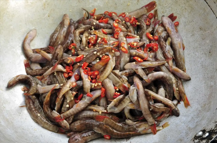 Đặc sản nổi tiếng Lai Châu còn có cá bống vùi tro, cá nhỏ chỉ bằng ngón tay người lớn được bắt tại sông suối mang về chế biến ngay nên vị vô cùng tươi ngon. Cá bống làm sạch, tẩm ướp thêm với gia vị như ớt, hạt tiêu, gừng, mắc khén, lá húng, sả,... khoảng 15-30 phút rồi gói vào lá dong, sau đó mang đi vùi vào trong gio nóng khoảng 30 phút và lật lại 1 lần, cứ như thế lật khoảng 5-6 lần là chín. Ảnh: 2dep