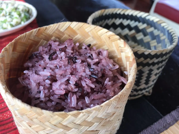 Xôi tím là một trong những đặc sản Lai Châu. Xôi sử dụng nguyên liệu từ gạo nếp nương hạt to, màu tím của xôi thì được nhuộm từ cây khẩu cắm. Xôi khi chín ra cho hương vị thơm, màu tím tươi, hạt xôi chín đều, ăn vào dẻo mà không dính. Ảnh: Shutterstock