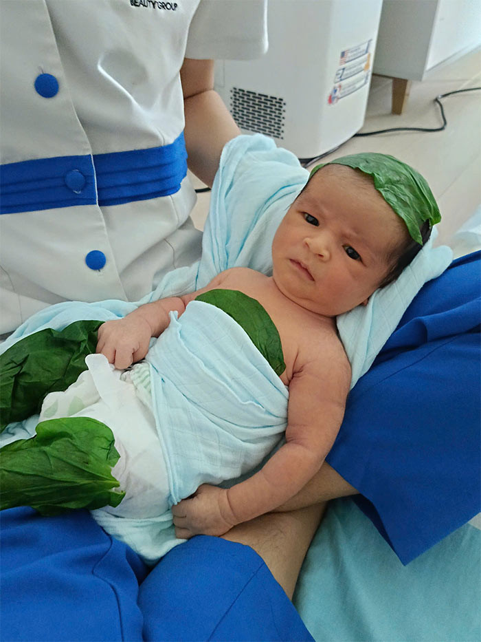 "Cậu ba Milo cảm thấy dễ chịu vô cùng khi được tắm lá trầu tươi...", Võ Hạ Trâm viết trên trang cá nhân. (Ảnh: FB Võ Hạ Trâm)
