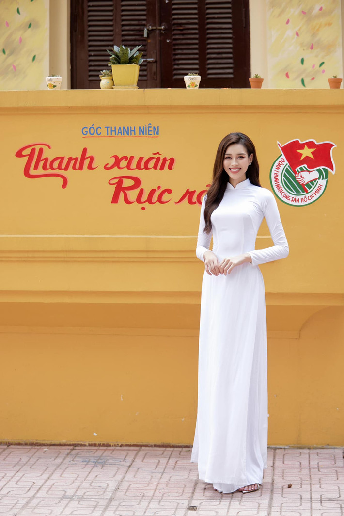Hoa hậu Đỗ Thị Hà tôn nét đẹp trong trẻo với áo dài trắng. Ảnh: FB Đỗ Thị Hà