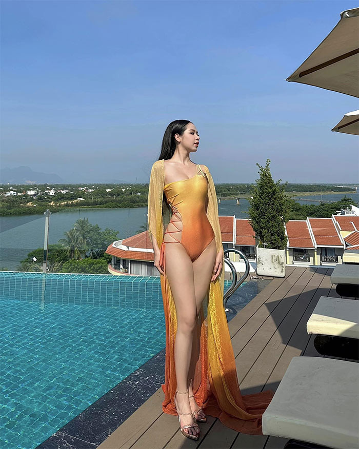 Trước đó, sau khi đăng quang Hoa hậu Việt Nam 2022, Thanh Thủy đã phẫu thuật thẩm mỹ nâng ngực, sửa mũi để vẻ đẹp của mình hoàn thiện hơn. (Ảnh: FB Huỳnh Thị Thanh Thủy)