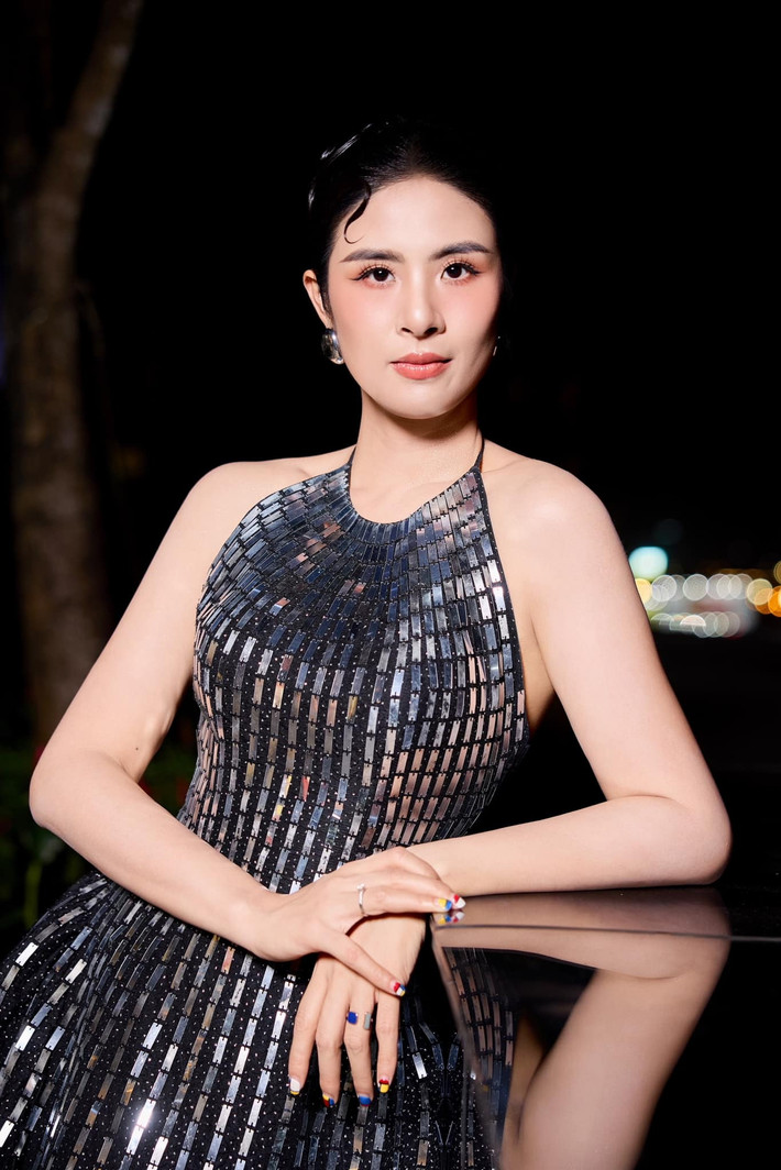 Tin tức sao Việt 22/12: Hoa hậu Ngọc Hân khoe sắc vóc gợi cảm với đầm ánh kim. Ảnh: FB Ngoc Han Dang
