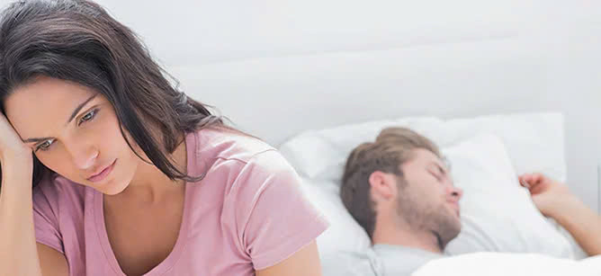 Mãn kinh: Theo số liệu thống kê, có khoảng 50% phụ nữ khi mãn kinh bắt đầu giảm nhu cầu tình dục. Mãn kinh chỉ là một trong nhiều nguyên nhân khác, đặc biệt là tuổi tác, theo đó khi phụ nữ tuổi cao thì nhu cầu tình dục sẽ giảm, điều này hợp với quy luật. Ảnh minh họa