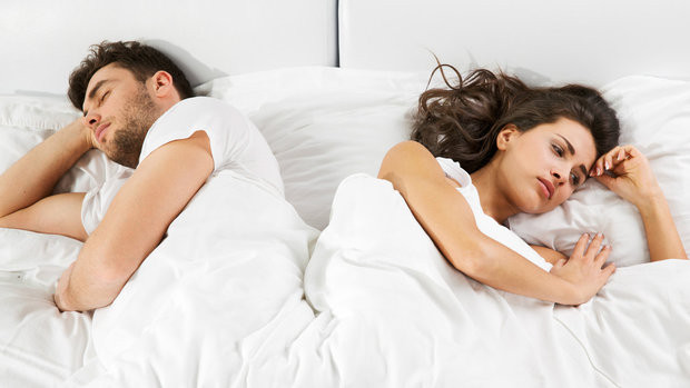 Những mong đợi không thực tế: Một số người cảm thấy chán nản khi họ không đạt được đa cực khoái hay phong độ như trong các bộ phim gợi cảm, từ đó, họ thất vọng về bản thân, về đời sống chăn gối của mình, khiến chuyện phòng the ngày càng tệ. Ảnh minh họa