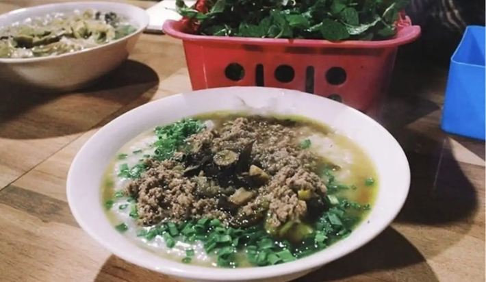 Đến Hà Giang mùa hoa tam giác mạch không thể bỏ qua món cháo ấu tẩu. Cháo ấu tẩu là món ăn bổ dưỡng và thơm ngon. Ẩu tẩu là một loại củ có vị ngọt thanh, khi nấu cháo tạo nên một hương vị rất đặc biệt. Ảnh: Traveloka