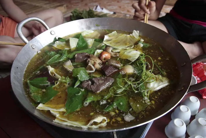 Thắng cố là món ăn truyền thống của Hà Giang, vốn phổ biến trong các dịp lễ Tết. Thắng cố có mùi ngai ngái đặc trưng, luôn hấp dẫn những thực khách can đảm, thích trải nghiệm, ngược lại, tương đối khó ăn đối với những người chưa quen. Ảnh: Bách hoá Xanh