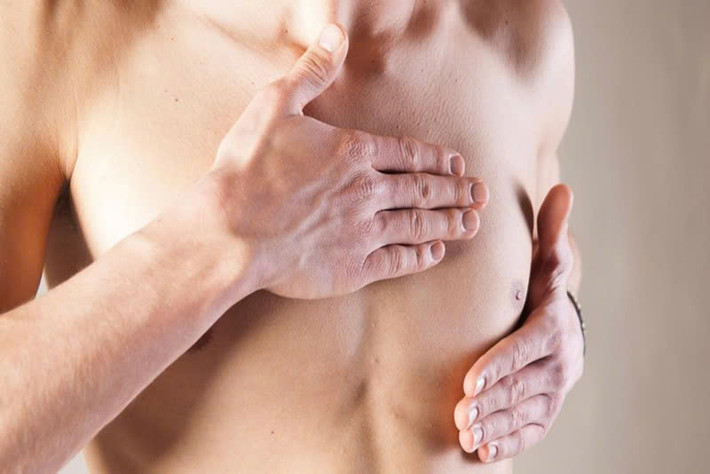 Ngực của chàng: Cũng giống như phụ nữ, khuôn ngực chính là vùng nhạy cảm của phái mạnh. Khi nhập cuộc yêu, chàng chỉ cần được đối phương nhẹ nhàng đặt bàn tay mơn trớn vuốt ve là mọi khoái cảm trong bên trong cơ thể như được khuấy động, đánh thức. Ảnh minh họa