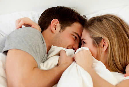 Lướt nhẹ đôi bàn tay hư hỏng lên hông chàng: Một "điểm nóng" tiếp theo mà phụ nữ không nên bỏ qua trong màn khởi động cùng chàng đấy chính là phần ngang hông của phái mạnh. Đây được coi là khu vực hết sức nhạy cảm nên chỉ cần bạn chạm nhẹ bàn tay mềm mại của mình vào đó cũng đã đủ tạo ra sự quyến rũ "chết người" với chàng. Ảnh minh họa