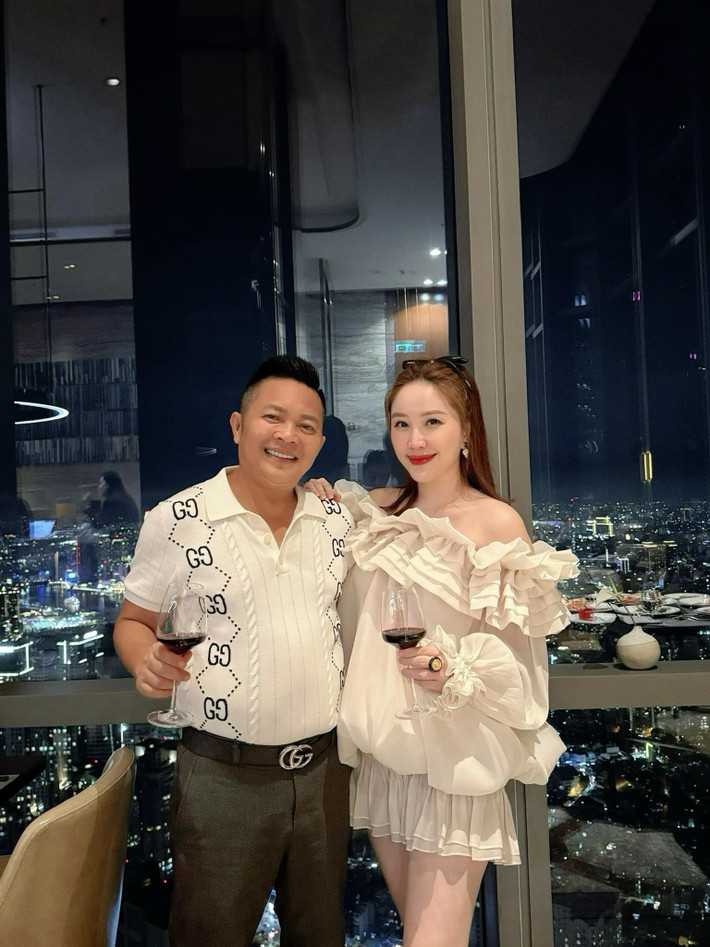Tin tức sao Việt 17/11: Ca sĩ Bảo Thy và chồng đại gia mừng 5 năm cưới bằng bữa tối tại nhà hàng sang chảnh. Ảnh: FB Bảo Thy