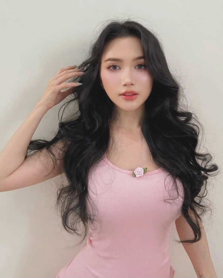 Ở tuổi 38, Sĩ Thanh vẫn trẻ trung, gợi cảm. Ảnh: FB Sĩ Thanh