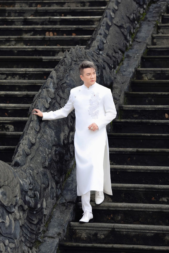 Sự thân thiết của họ không chỉ dừng lại ở những buổi gặp gỡ xã giao mà còn thể hiện qua những chia sẻ chân thành trên các phương tiện truyền thông. Ảnh: FB Đàm Vĩnh Hưng