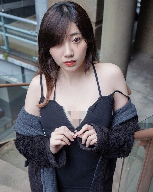 Nhờ gu ăn mặc táo bạo nàng streamer gây chú ý trên mạng xã hội.