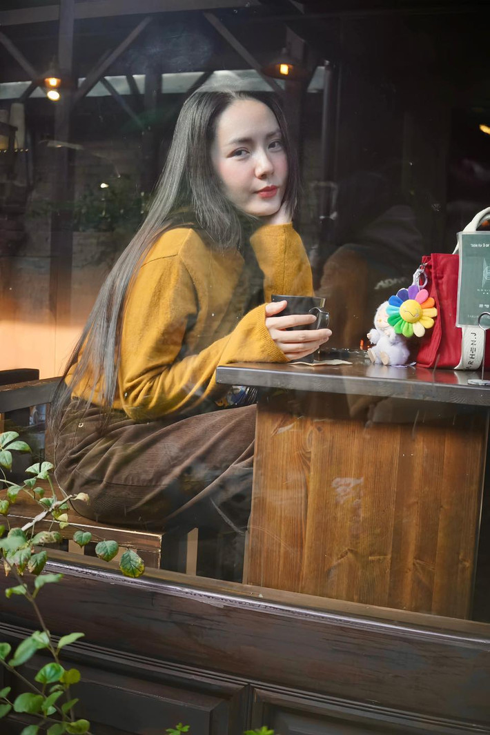 Ca sĩ Phương Linh thưởng thức cà phê dưới cái lạnh 6 độ C của Seoul. Ảnh: FB Tran Phuong Linh